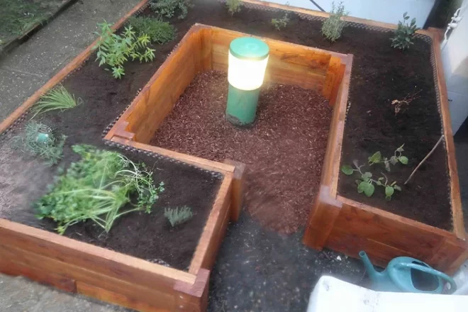 Création d&rsquo;un espace pour des plantes aromatiques